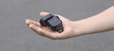 Usage image showing microphone being carried in user’s hand